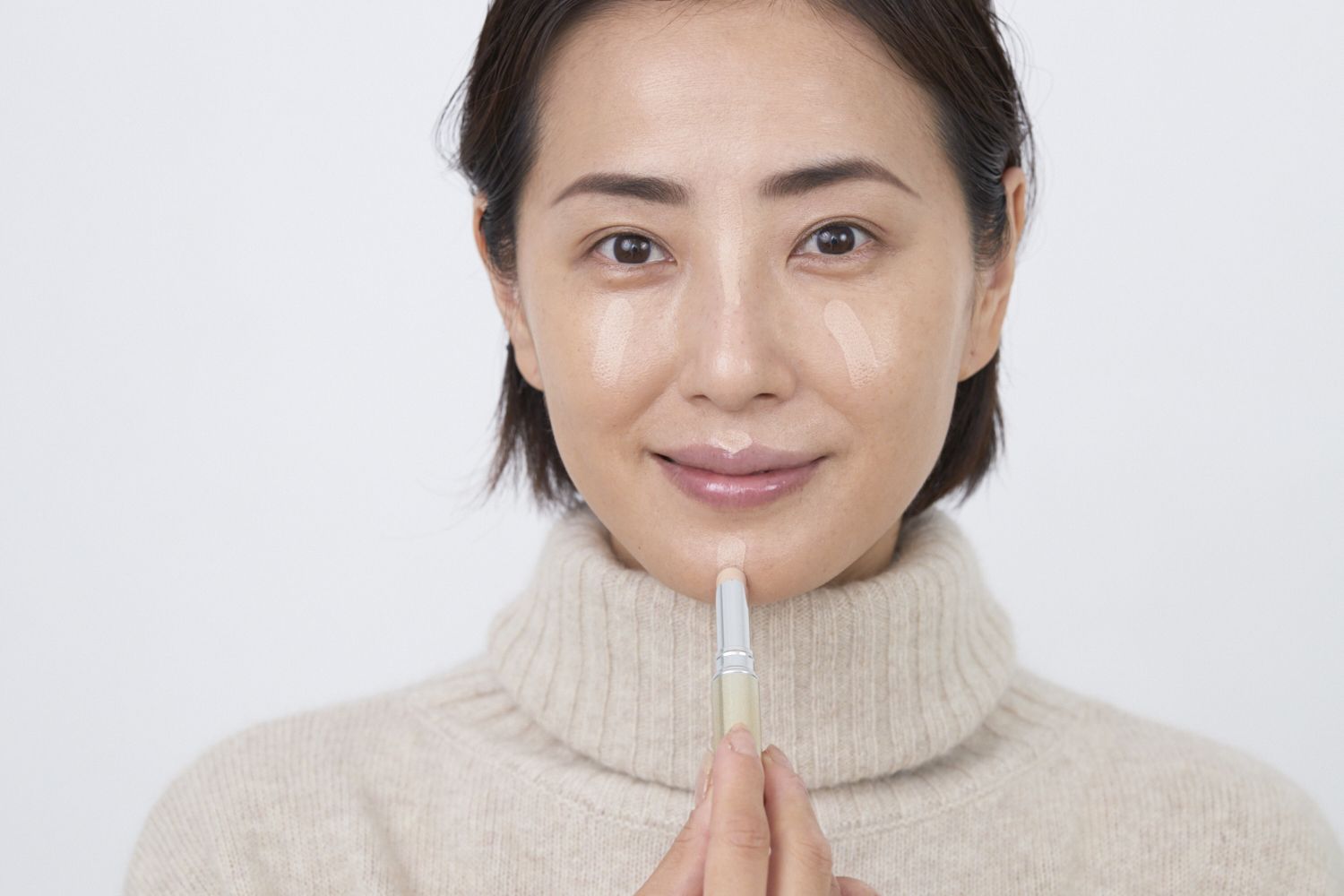 顔の高い位置にポイントでハイライトを入れる。