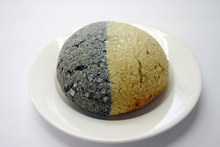 列車の外観と同じツートンカラーが可愛らしい「カメロンパン」