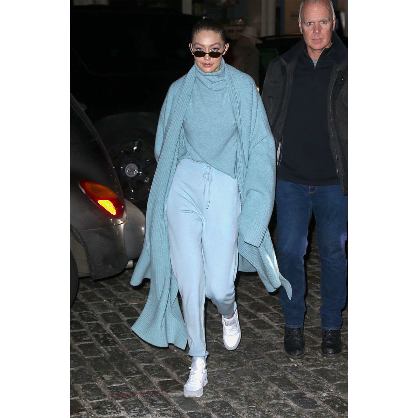 アイシーカラーのニットを着こなすGigi Hadid(ジジ・ハディッド)氏