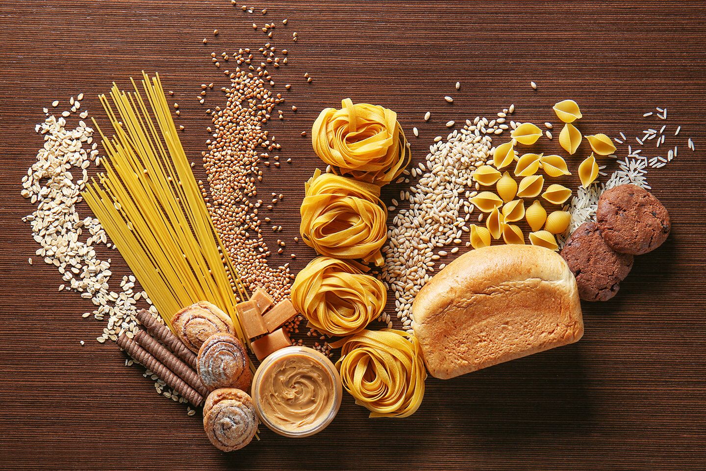 ごはんやパン、麺類といった炭水化物のほか、お菓子や芋類など糖質を多く含む食物は、血糖値の急上昇を招きやすい。