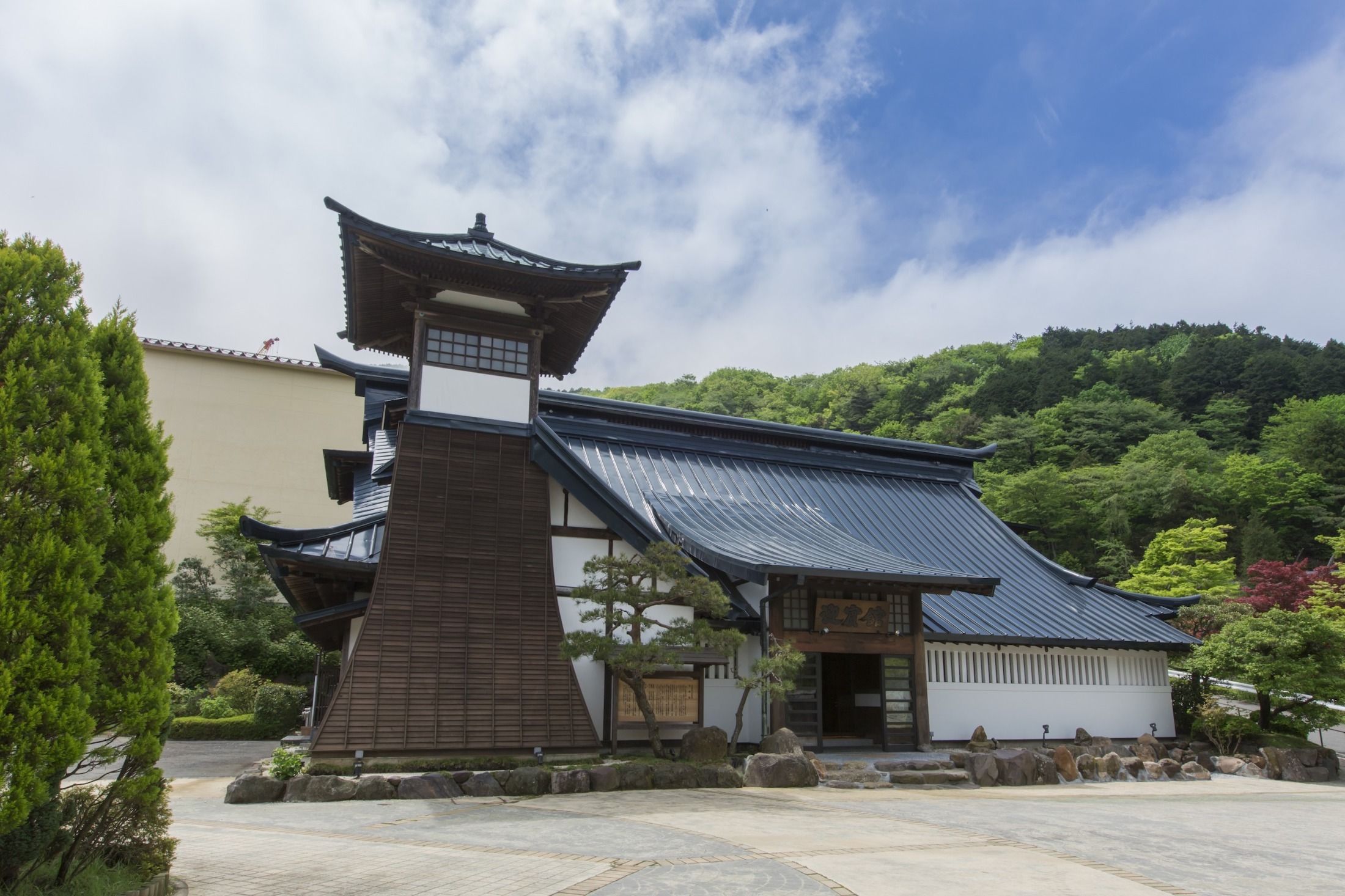 入母屋造、鉄板葺の「鉄板焼・しゃぶしゃぶ 迎賓館」は元養蚕農家だったという