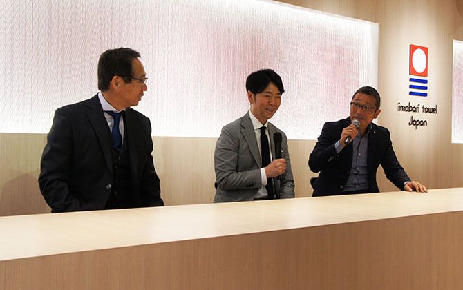 左から/FC今治オーナーの岡田武史さん、クリエイティブディレクターの佐藤可士和さん、今治タオル工業組合理事長の近藤聖司さん