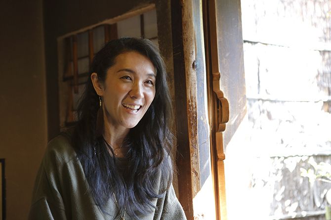話をする稲岡亜里子さん
