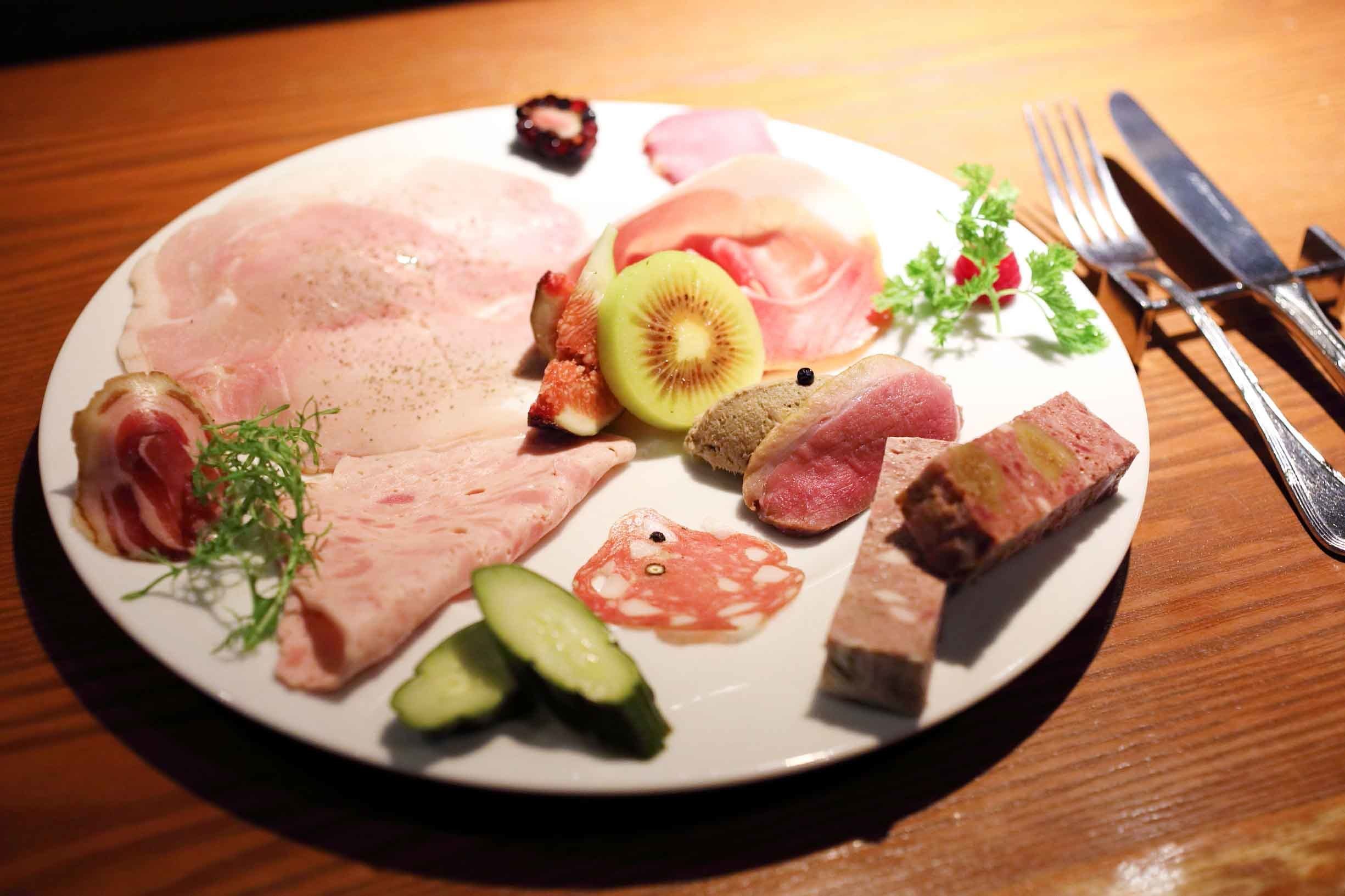 シャルキュトリーの盛り合わせ ¥2,300〜 ハムやテリーヌなど、約10種類を盛り合わせた前菜。彩りも美しく、どれからいただこうかと迷うほど。2名分のボリュームがあるが、一人前の量にもしてくれる。¥1,200~¥1,500