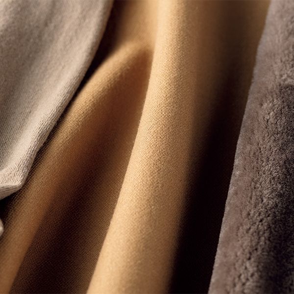 ふんわりとしたムートン、起毛感のあるウール、しなやかなカシミヤと重ねることでリッチに。