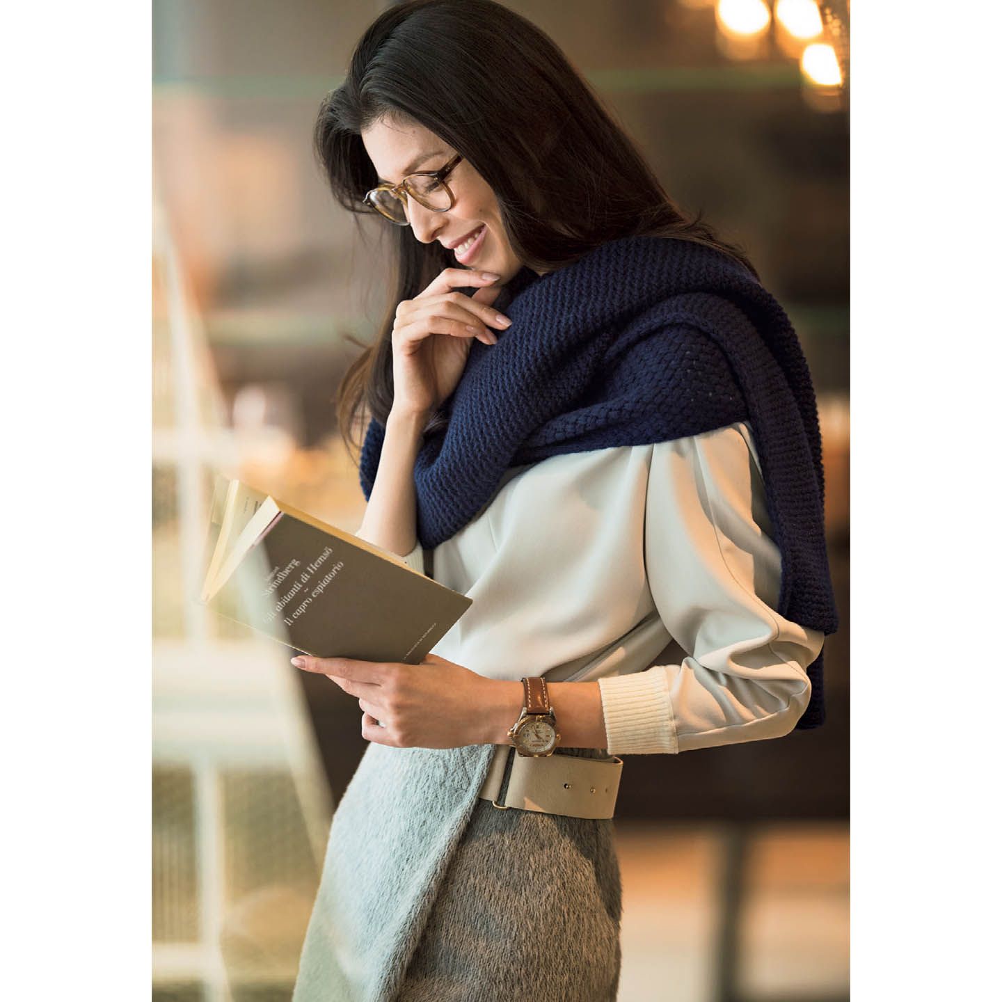 ポンチョ(ストラスブルゴ〈 エルネスト 〉)、ニット( Theoryluxe)、パンツ(三崎商事〈 マルゴン 〉)、バッグ(三喜商事〈 ボルボネーゼ 〉) 撮影/水田 学(NOSTY) BY :『Precious12月号』小学館、2016年