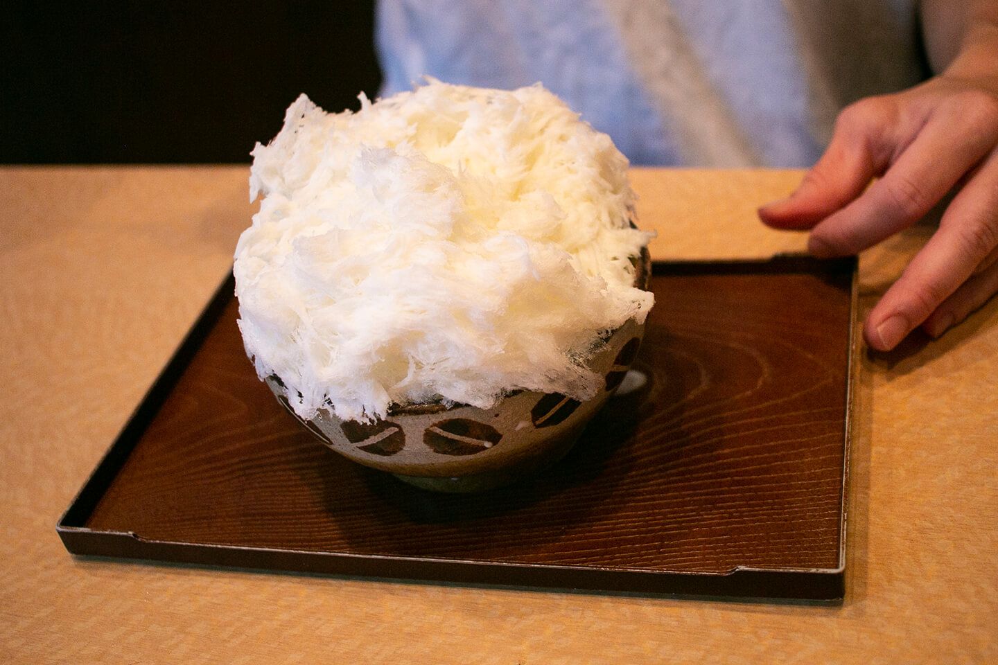 上から食べ進めてると、中央にくぼみができあがります