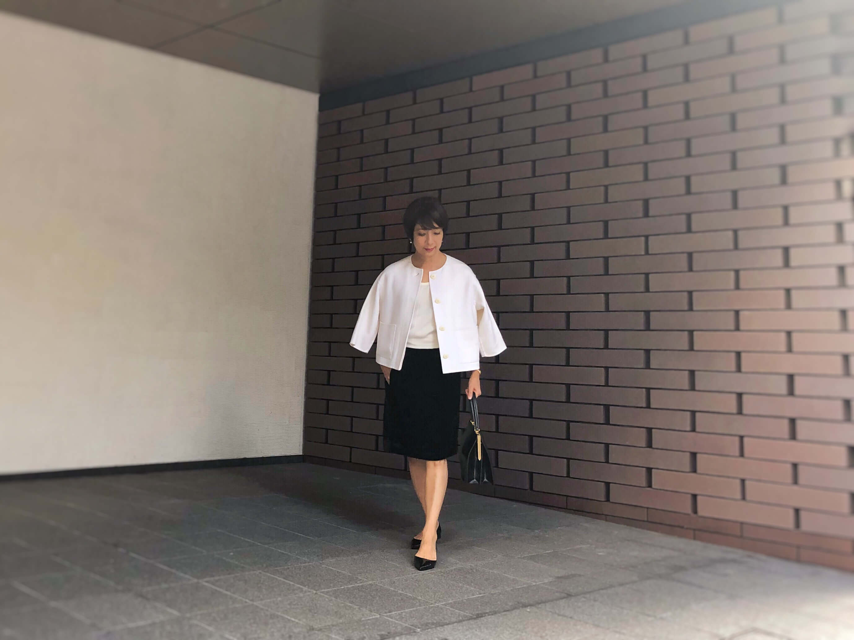 ジャケットは前立てが比翼になっているので、ボタンを閉じるとすっきりシャープな表情。ボトムにはベルベット素材を選んで、秋らしさも忘れずに。ジャケット/ストラスブルゴ ブラウス/サポートサーフェスforストラスブルゴ スカート/J.crew 時計/カルティエ バッグ/セリーヌ 靴/プラダ