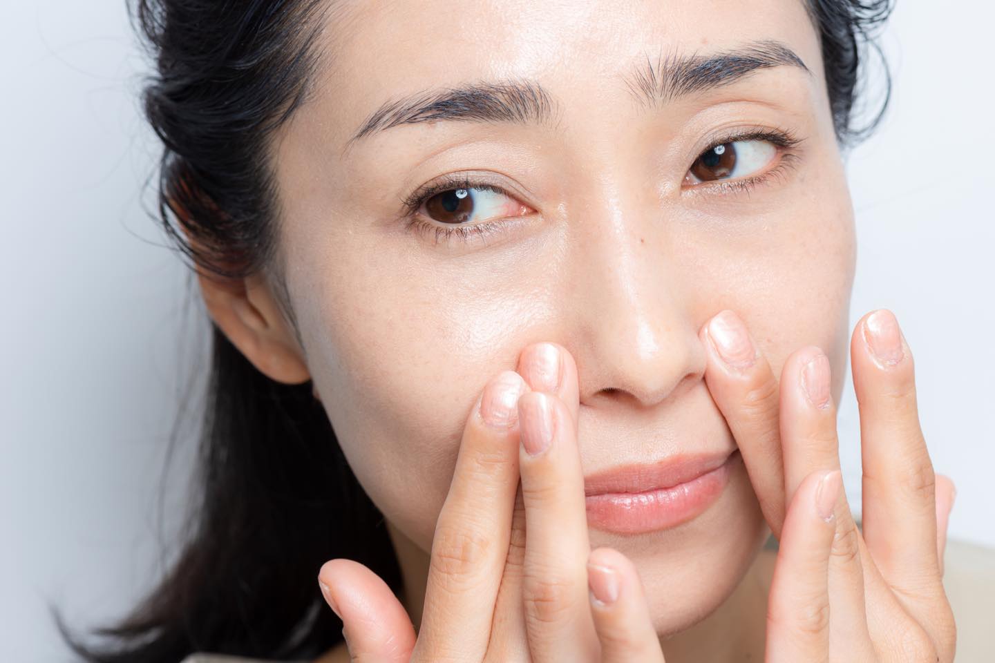 小鼻のわきは、毛穴にファンデーションを押し込むように圧をかけるのがコツ。