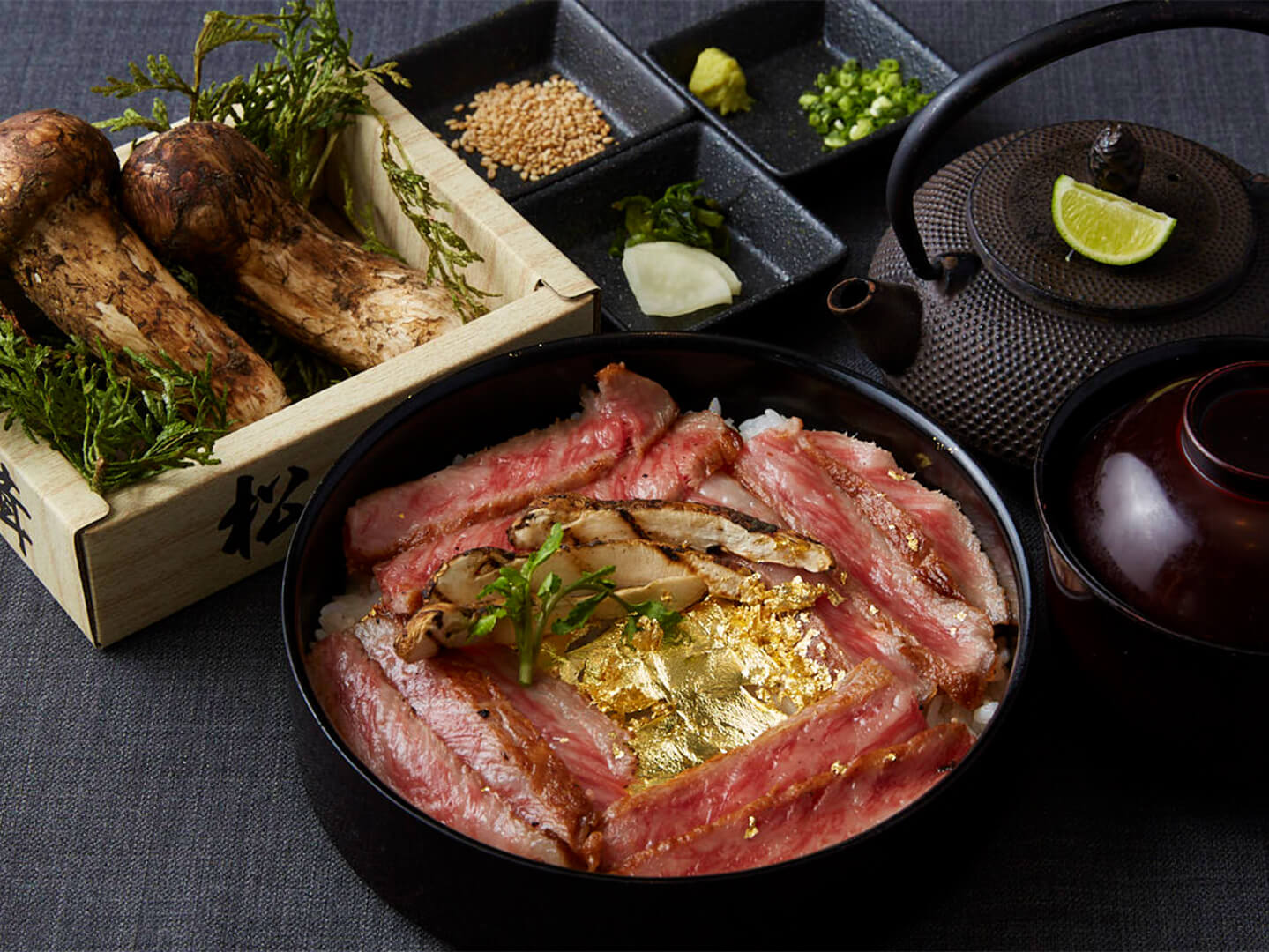 名産松阪肉と松茸の黄金ひつまぶし
