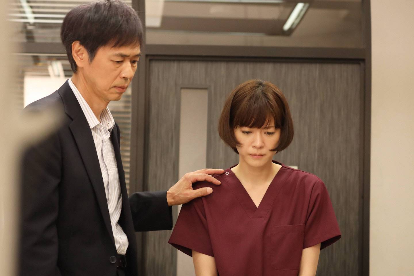 朝顔(上野樹里さん/右)と平(時任三郎さん) ©フジテレビ