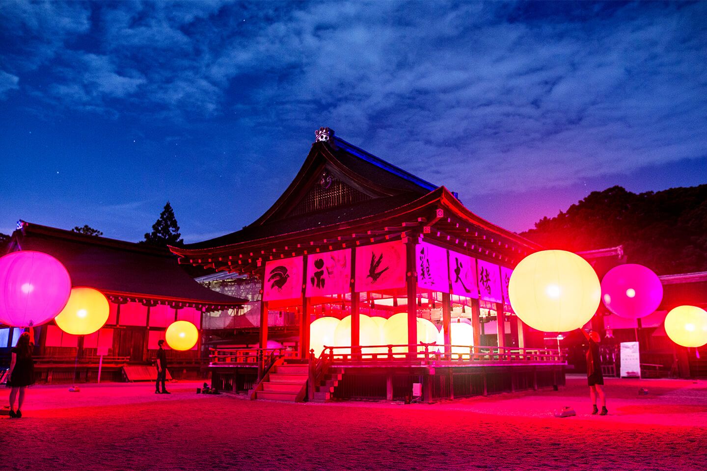 下鴨神社の楼門内でのアート作品「呼応する球体 - 下鴨神社」