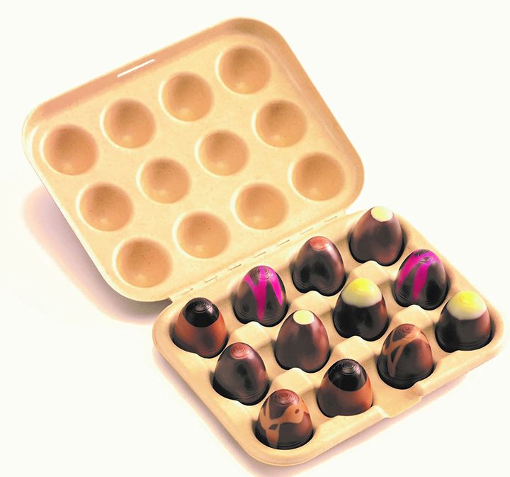 うずらの卵ケースに入った、12個のトリュフ、キャラメル、プラリネチョコレート。ケースは、環境に配慮したコンポスタブル(堆肥化可能)パッケージを使用。「ダズン クエル エッグス」(¥1,852)