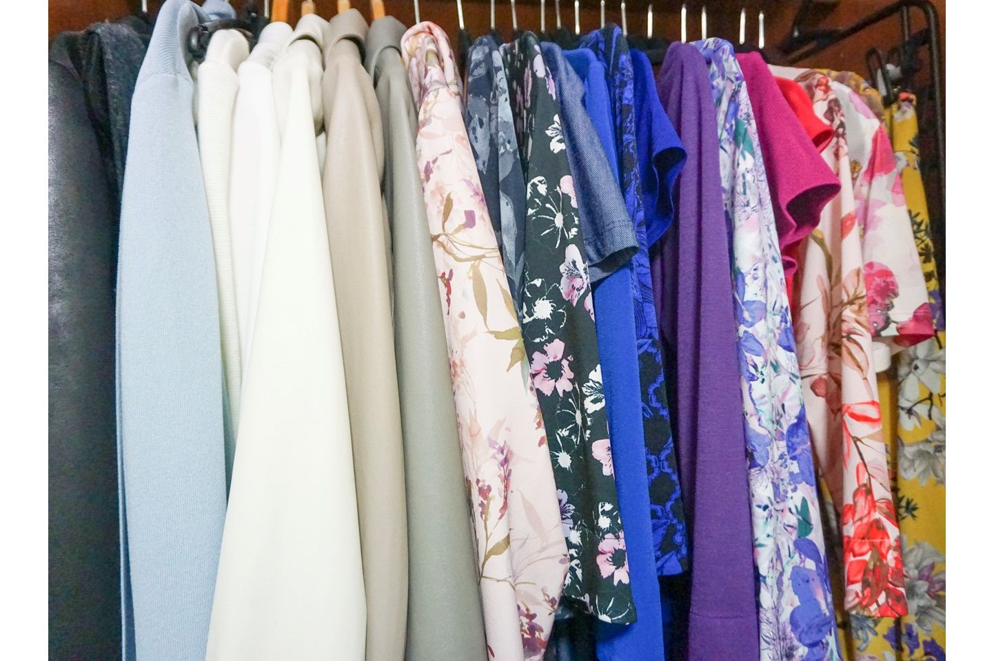 着ていて楽でおしゃれな「kay me」の服が、クローゼットにずらりと