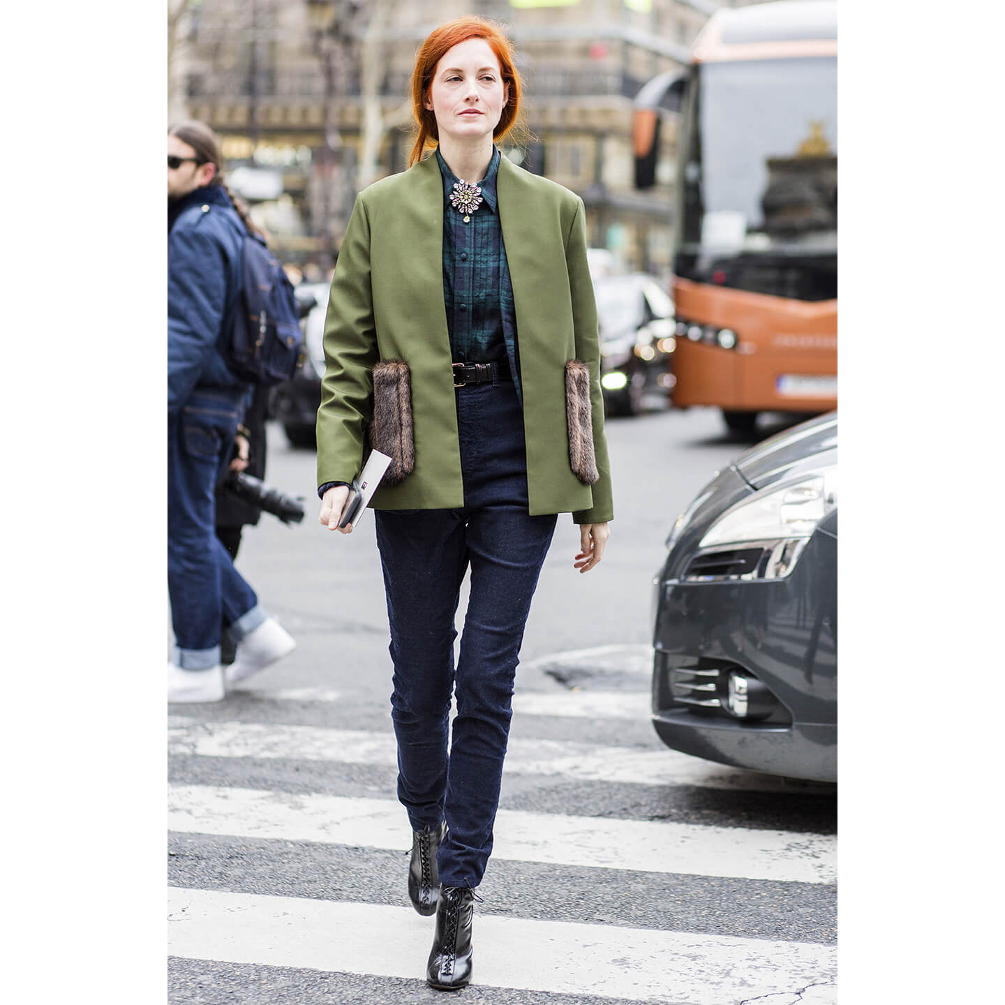 アンティーク風のブローチをつけるTaylor Tomasi Hill(テイラー・トマシ・ヒル)