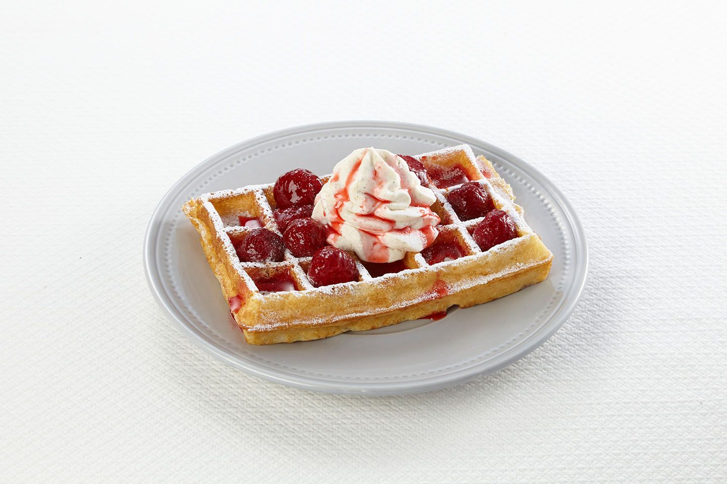 「ブリュッセルワッフル 生クリームと果実たっぷりいちごソースセット」¥1,300(税込)