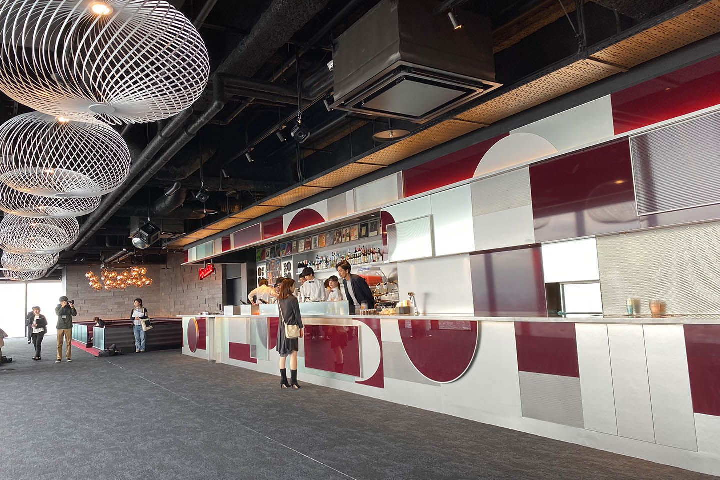 「SHIBUYA SKY」内にあるカフェ「パラダイス ラウンジ」のインテリアデザインはTom Dixon!