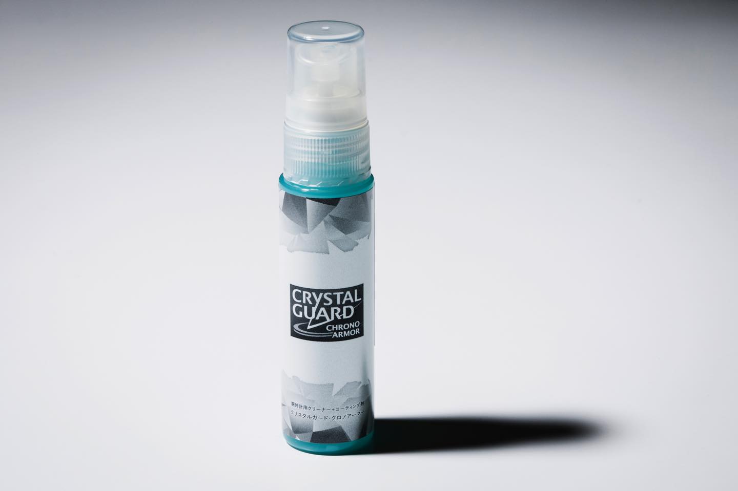 「クリスタルガード・クロノアーマー」(30ml・¥3,000・税抜)は、アメリカのコズメズ社が開発した自動車用コーティング剤を日本で取り扱う、大阪のコズメズ社が製造元。販売元は海外の時計等を扱うオールージュ。
