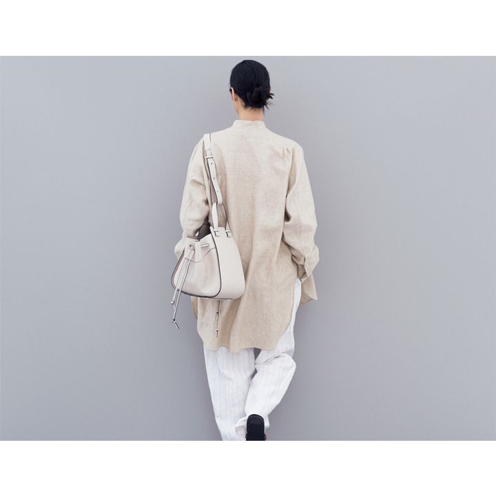 バッグ『ドローストリング ハンモック』・シャツ・パンツ(ロエベ ジャパン) 撮影/浅井佳代子 BY:『Precious5月号』小学館、2019年