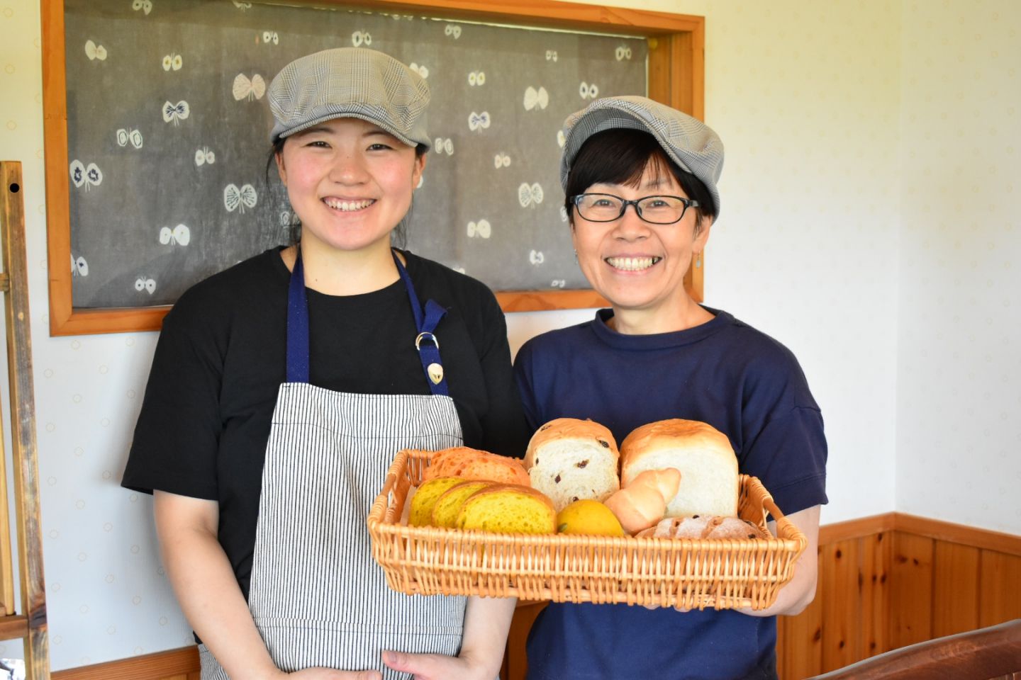 「パン&ケーキ・カフェ Famille ふぁみーゆ」の店員さんが並んだ画像
