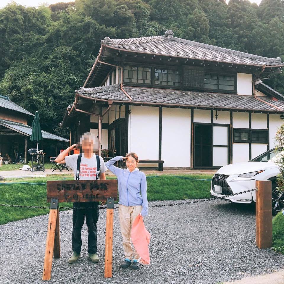 できあがった米軍基地風の看板と、堀江夫妻