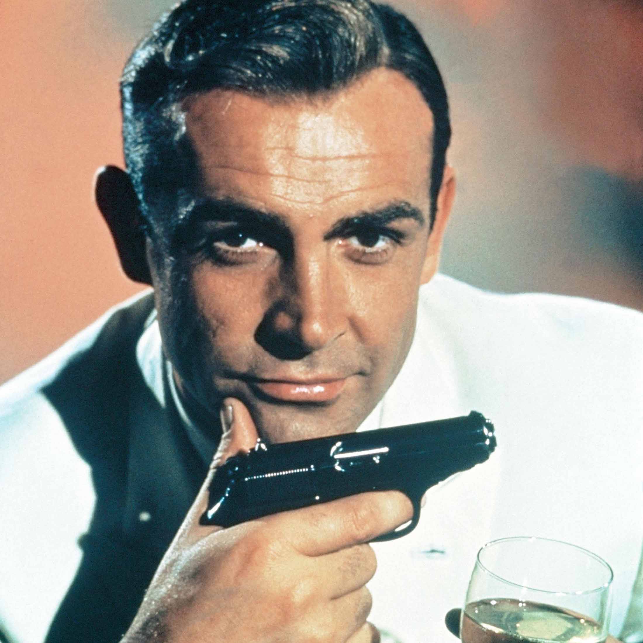 ボンドのトレードマークの小型オートマティック拳銃、ワルサー『PPK』は第1作の『ドク ター・ノオ』からのボンドのトレードマーク。ドイツ製の拳銃で、ボンドが長年愛用しているイタリア製の『ベレッタ』よりも信頼性が高いためにQ課から支給される。小説でも同作で同じ設定でボンドに手渡される。写真:Album/アフロ