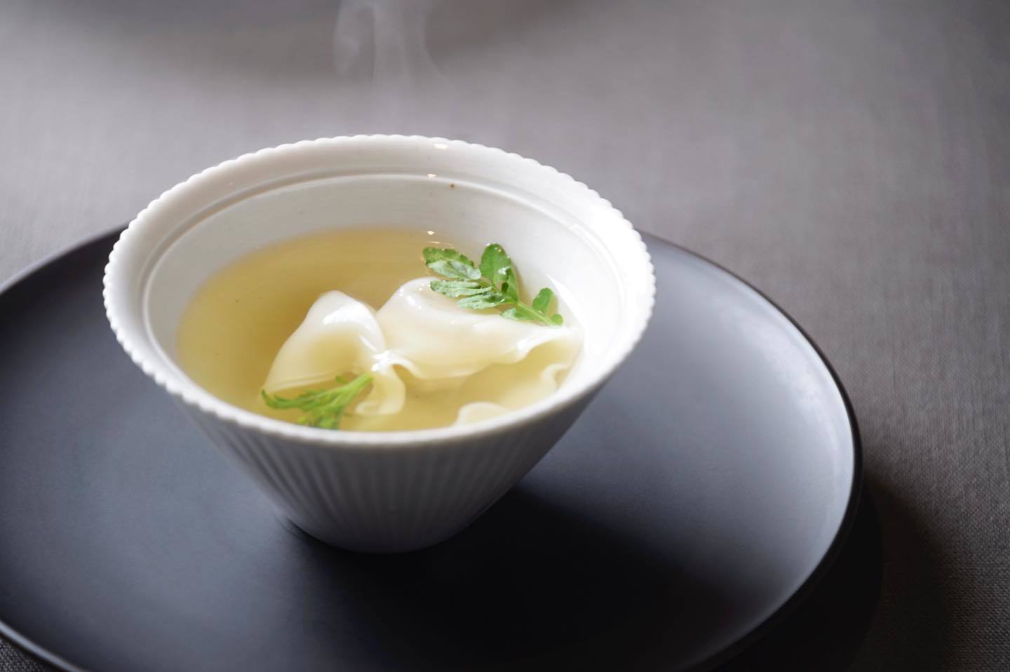 コースの前半に登場する「雉(キジ)の極上スープ」。古来より高貴な人の食材として尊ばれてきた雉を、澄んだ清湯(チンタン)にし、雉の雲呑を加え、季節の野菜で香りを添えたもの(本日はクレソン)。クリアで澄んだ飲み口に、奥行きのある滋味が追いかけます。この滋味の鍵は、「血」。「雉は血が多い食材。その血をすべていかし、雉のガラを血ごと水出しして丁寧に灰汁をとり濾しています」(川田シェフ)