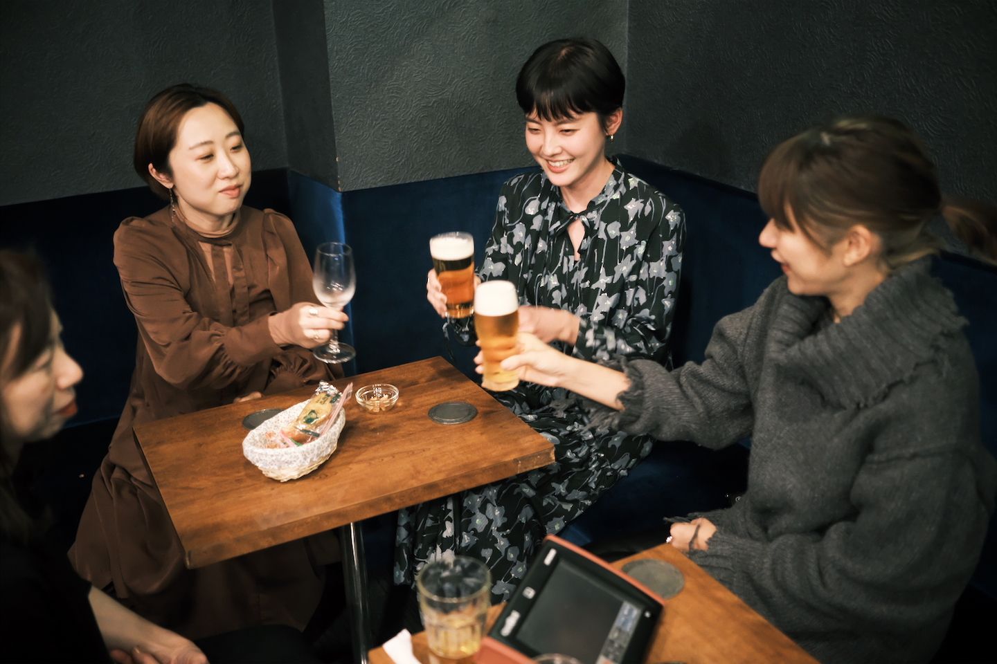 今夜は上枝さんの友人で、この店で働くスタッフたちも交えて賑やかにスタート