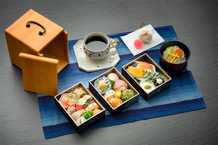 JR四国「四国まんなか千年ものがたり」上りのメニューは、日本料理「味匠 藤本」の料理長が監修する「おとなの遊山箱」