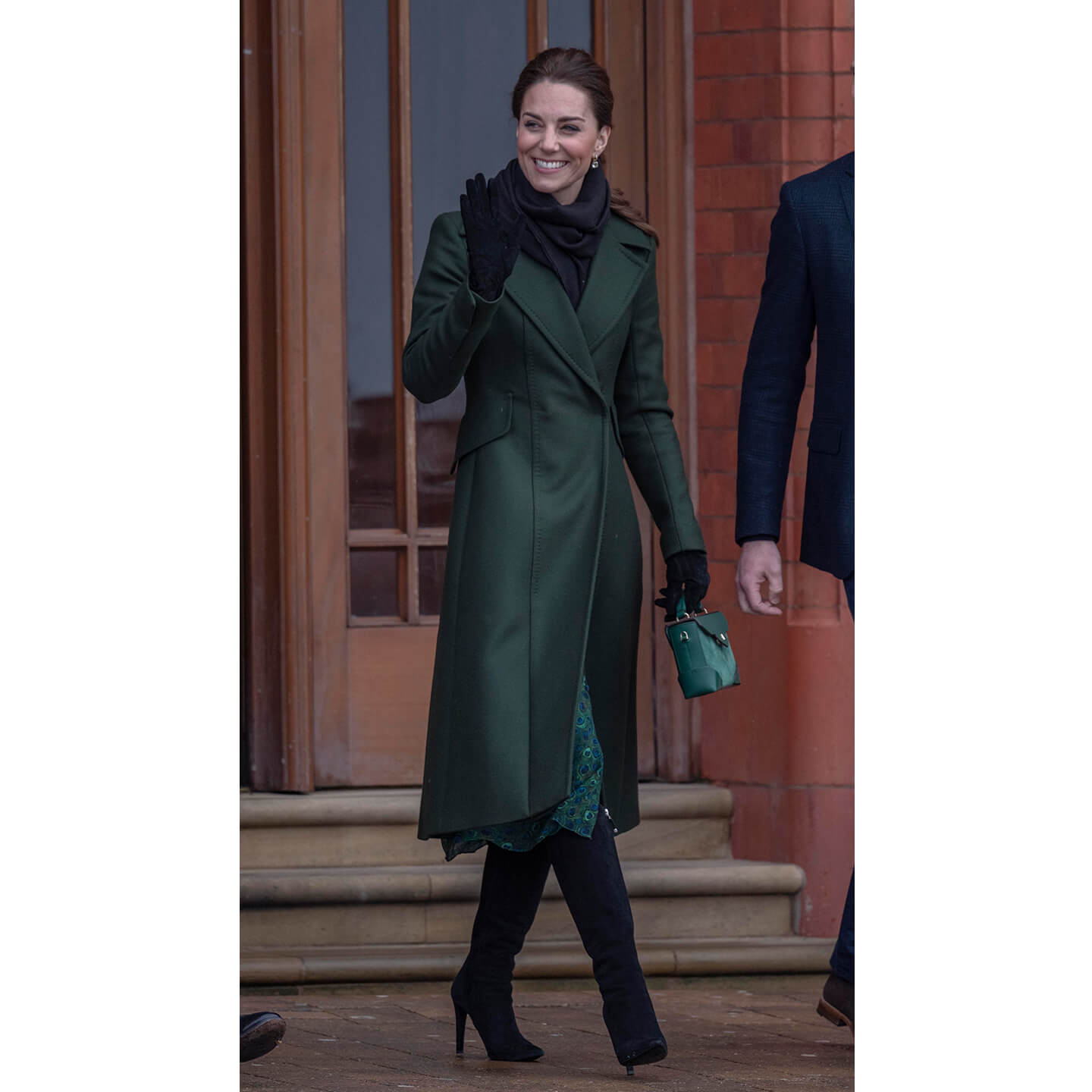 黒ブーツにグリーンのコートを合わせる英国王室のKate the Duchess of Cambridge(キャサリン妃)