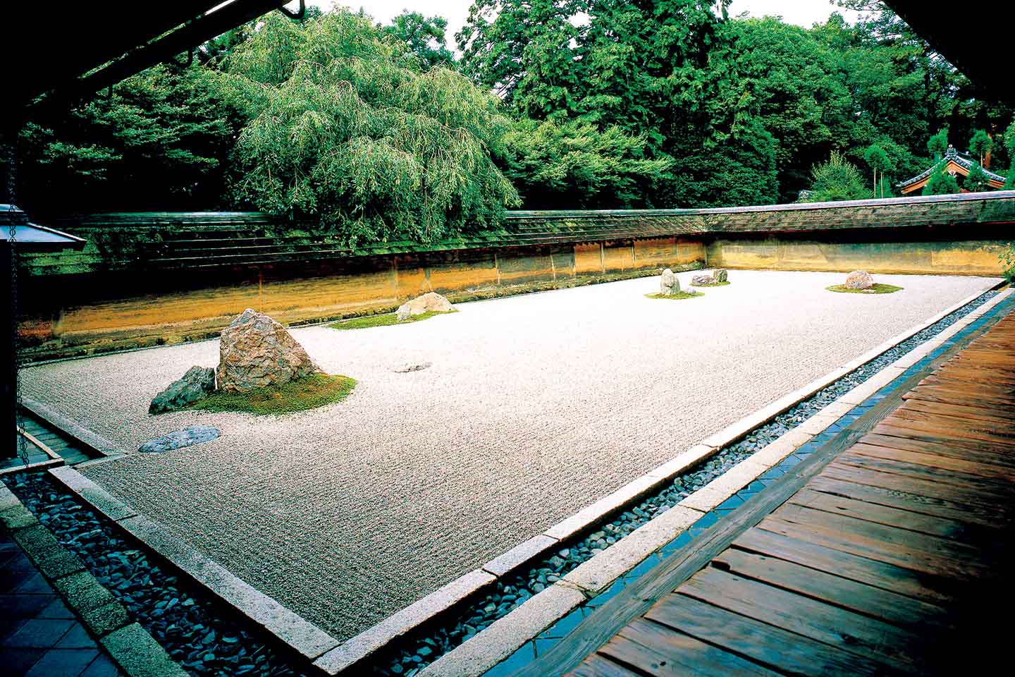 龍安寺のもうひとつの見どころである石庭。白砂の上に15個の石を配した枯山水の石庭は「虎の子渡しの庭」とも呼ばれる