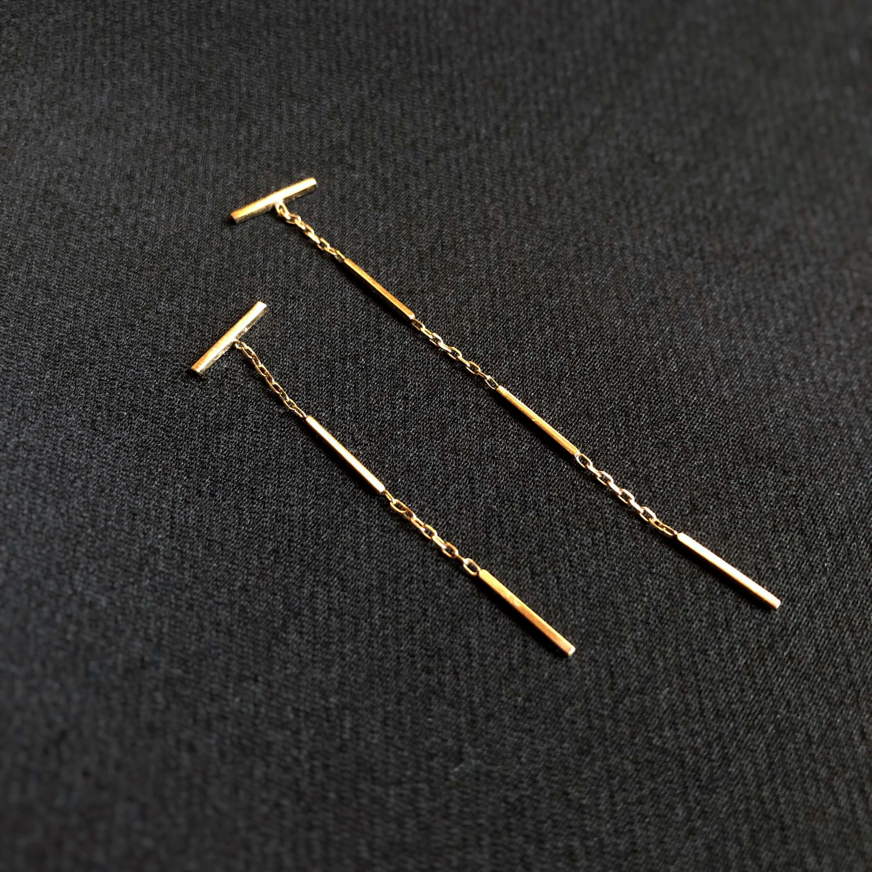 片方ずつ買えるピアスは、あえて左右の長さを変えて。ちらちらとまたたくように輝くのも、さりげなくて魅力的。ピアス/Hirotaka