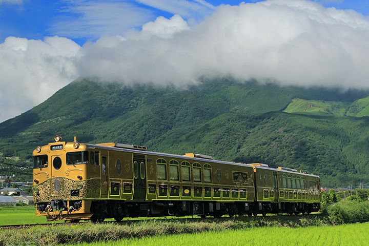 煌びやかでゴージャスな車体が九州の大自然を駆け抜ける「或る列車」