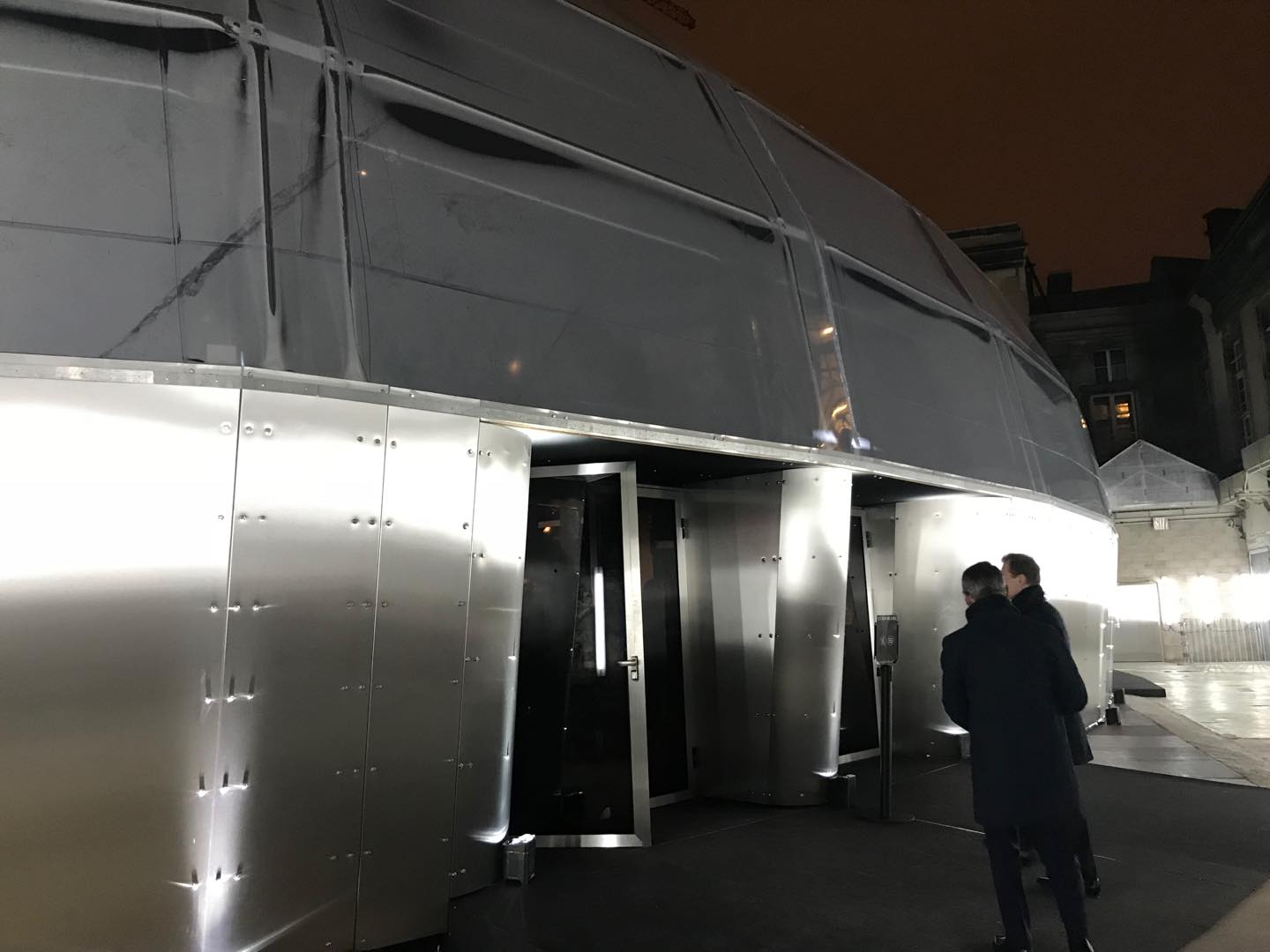 造幣局の中庭に特設された、UFOのようなシルバーの建物。これが展示会場です。