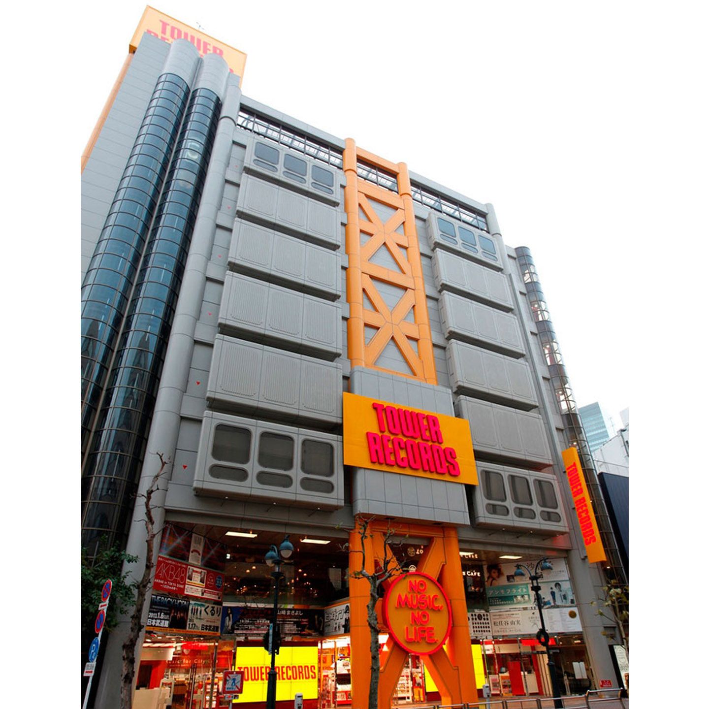 場所はこの屋上。向かって左側にあるエレベーターで向かいます。