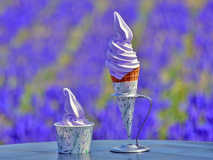 ラベンダー畑との相性◎なラベンダーソフトクリーム。コーン ¥300・カップ¥250(税込)