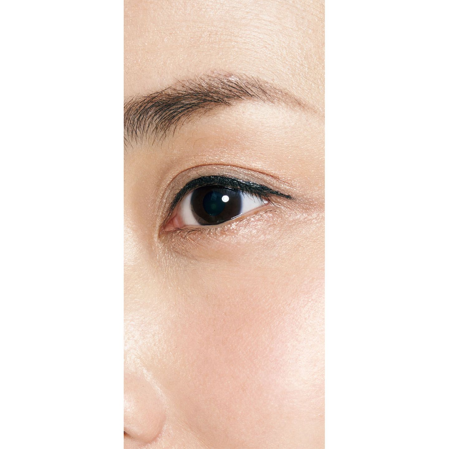 目を開けたとき、まつげが見えているくらいがいい。