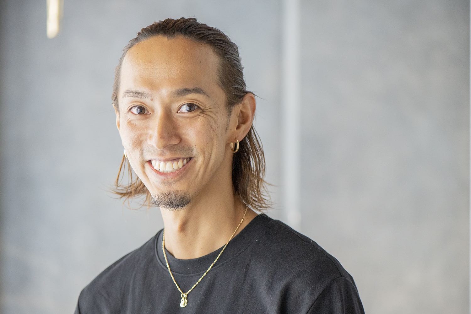 MINX銀座五丁目店 代表の花渕慶太さん。トップデザイナーとして、代表として大忙しの花渕さん。「健康と体づくりのために、ジムでトレーニングをしています。美容師がなりがちな腰痛の予防にも効果的です」