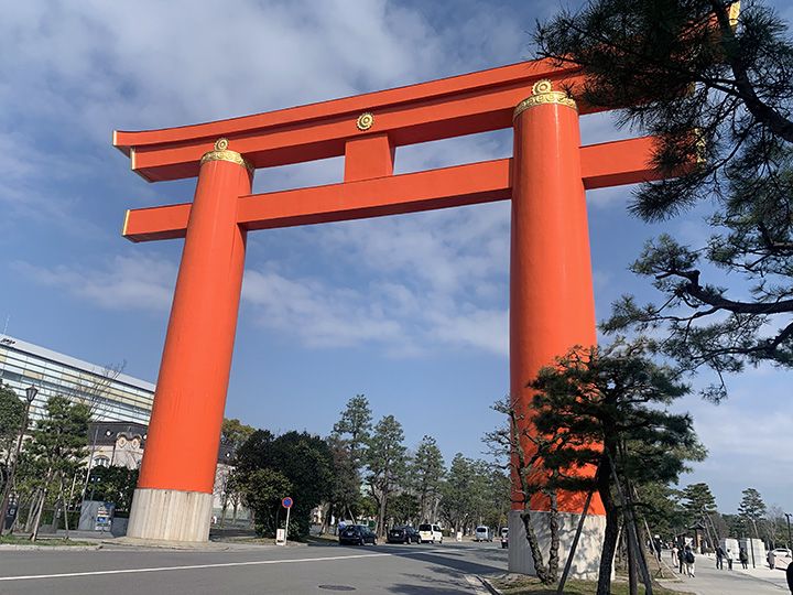 美術館の目の前にそびえる「平安神宮」の大鳥居。