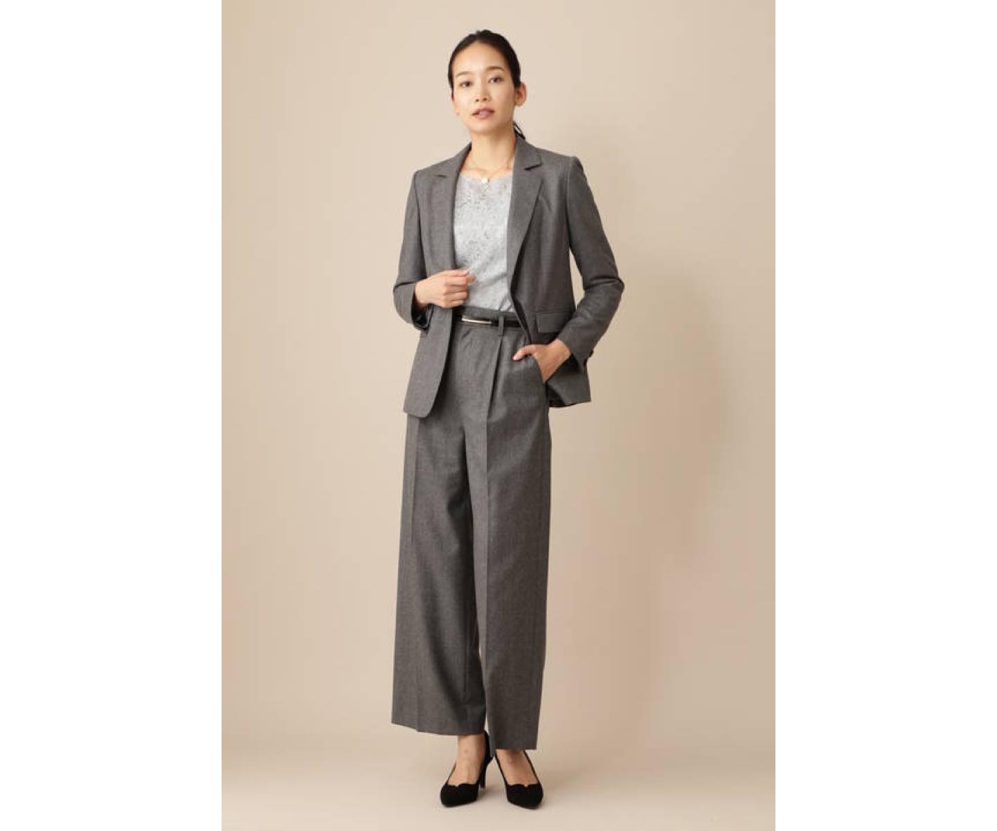 モデル着用のグレー。ジャケット¥48,000・パンツ¥29,000(税抜)