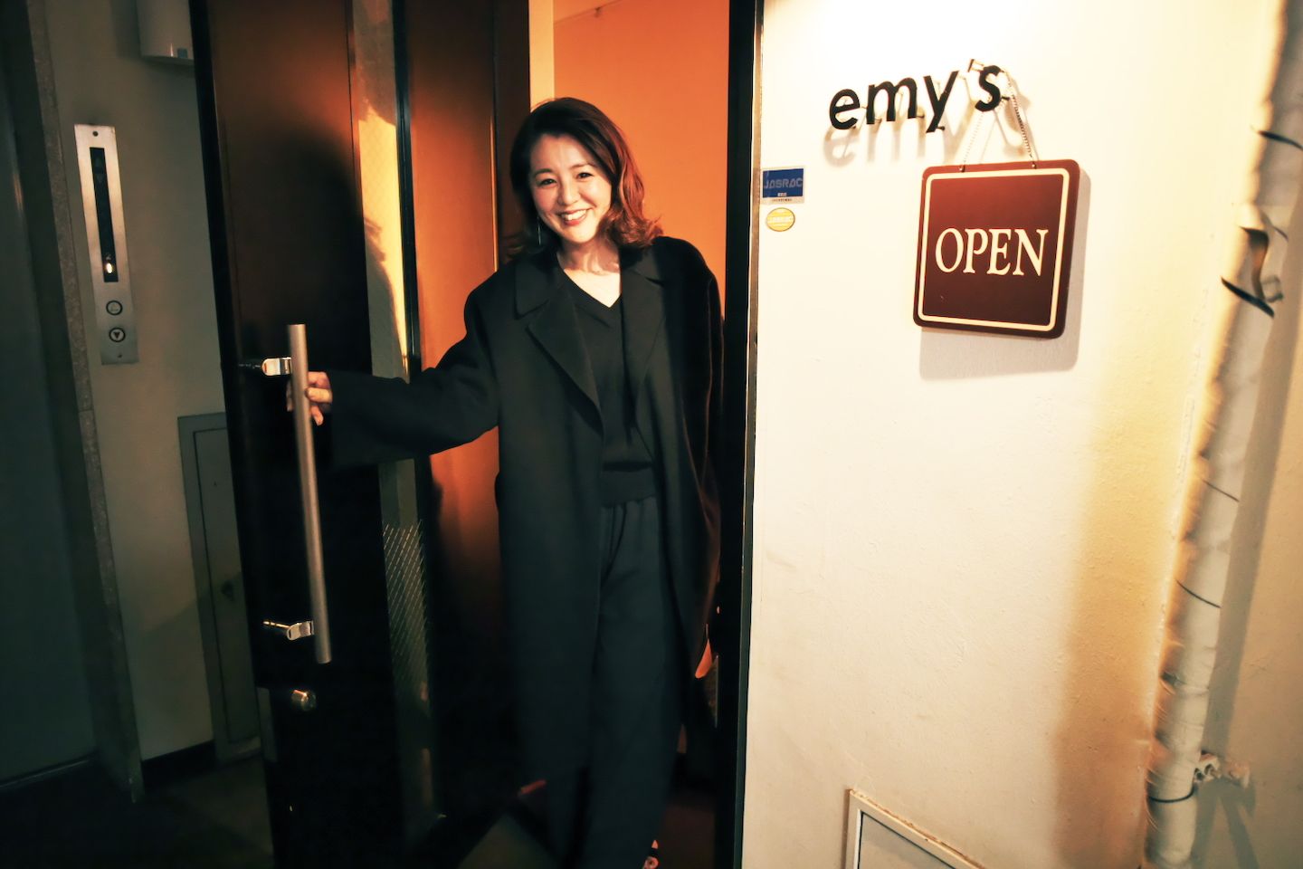『バー エミーズ』常連の木村さん。女性客でも入りやすいスマートなエントランス