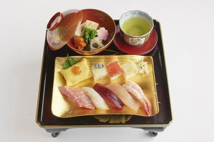 ランチ・ディナーコースのイメージ。江戸前の赤酢と、大阪の米酢を食べ比べられるのもおもしろい。