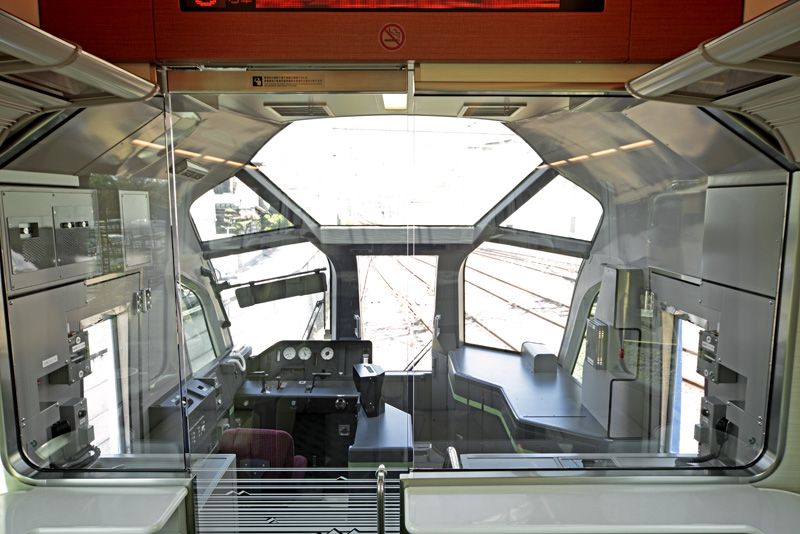 近畿日本鉄道「観光特急しまかぜ」の先頭車両では、進行方向の前方を眺められる