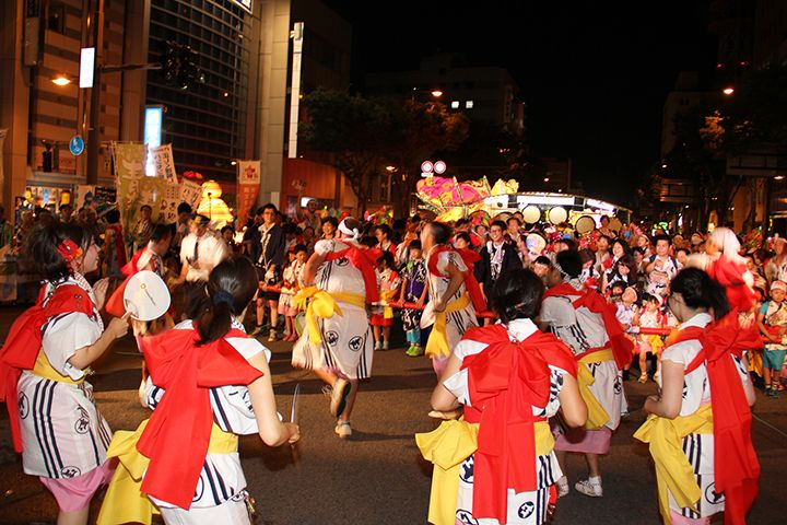 ねぶたとともに練り歩く跳人の様子