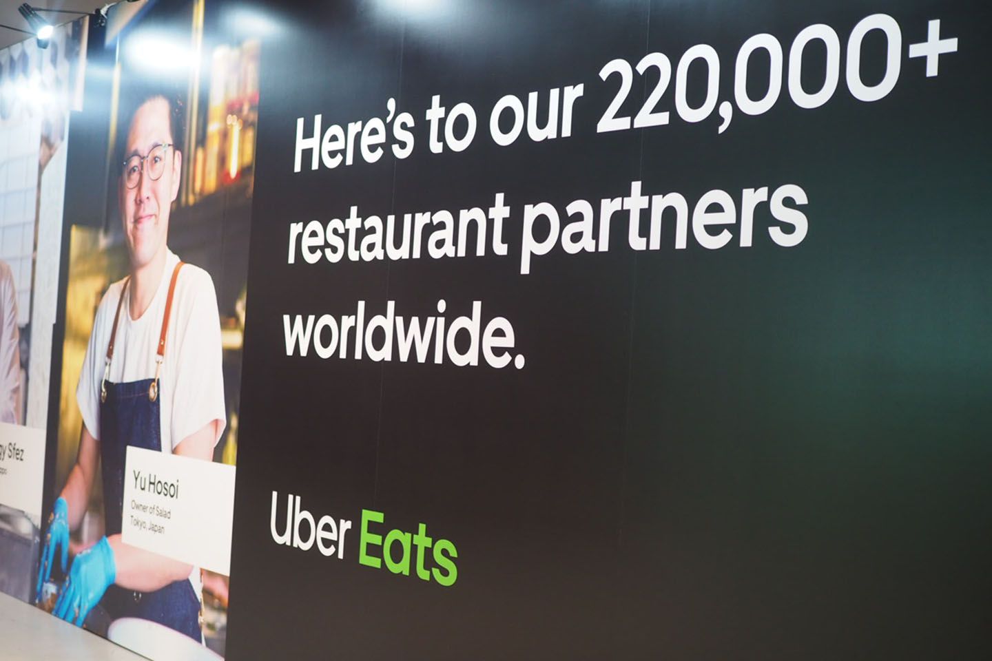 香港の会場前にあったボード。この時点で「全世界に22万以上のレストランパートナーがいる」と書いてありました。