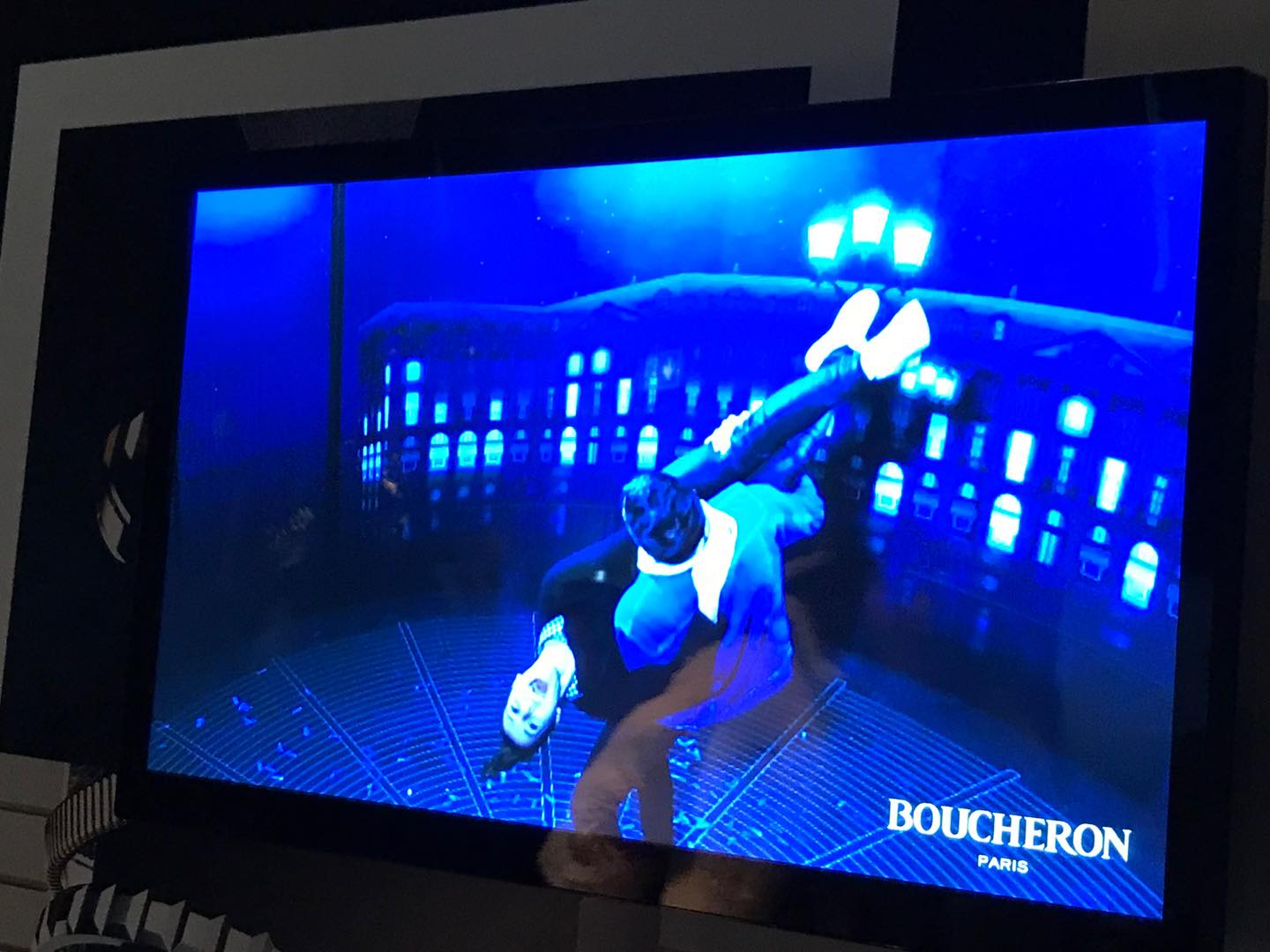 この展覧会のクライマックスは、「360度撮影」。会場の周りを多数のカメラが取り巻いていて、全方位からシャッターをいっぺんに押します。 すると、くるくる回っているかのような動画に!