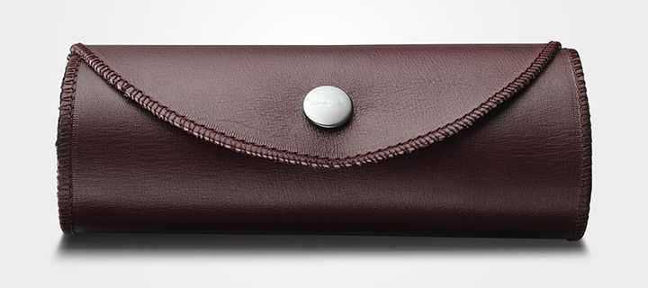 Buffing Glove(バッフィンググローブ)¥16,200。外側にカーフレザー、内側に柔らかい天然のウールを用いたバッフィンググローブ。丸めてボタンで留められるので、気軽に持ち歩けます。