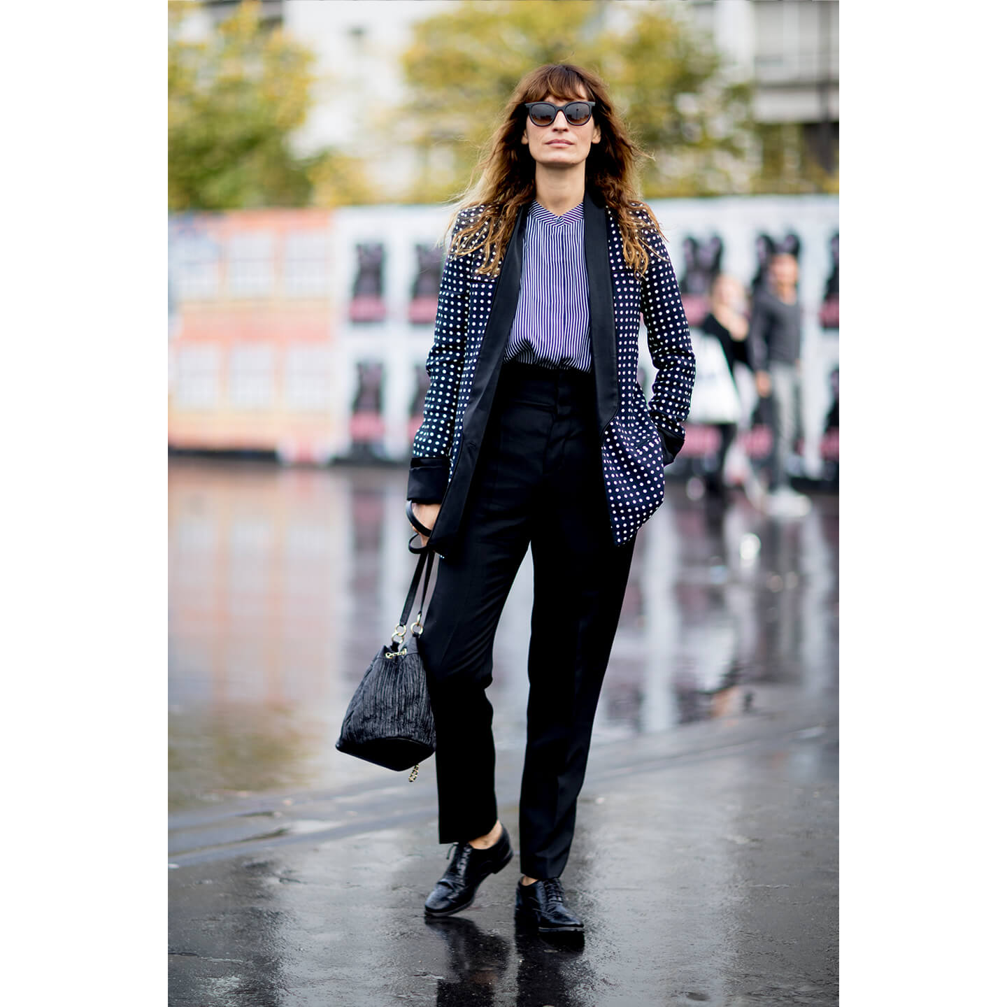 ドット柄のジャケットを着こなすCaroline de Maigret(カロリーヌ・ド・メグレ)氏