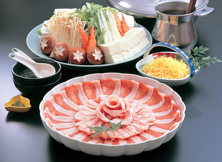厳選されたロース・バラ肉のみを使用した、特撰極上六白黒豚のしゃぶ鍋