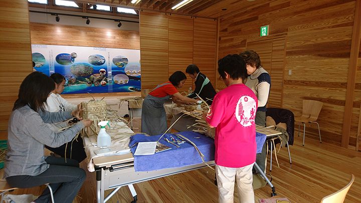 夏休みシーズンには、プラバンでお魚を作るワークショップも開催!